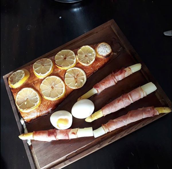 Zalm en asperges op Cederhouten ovenplank